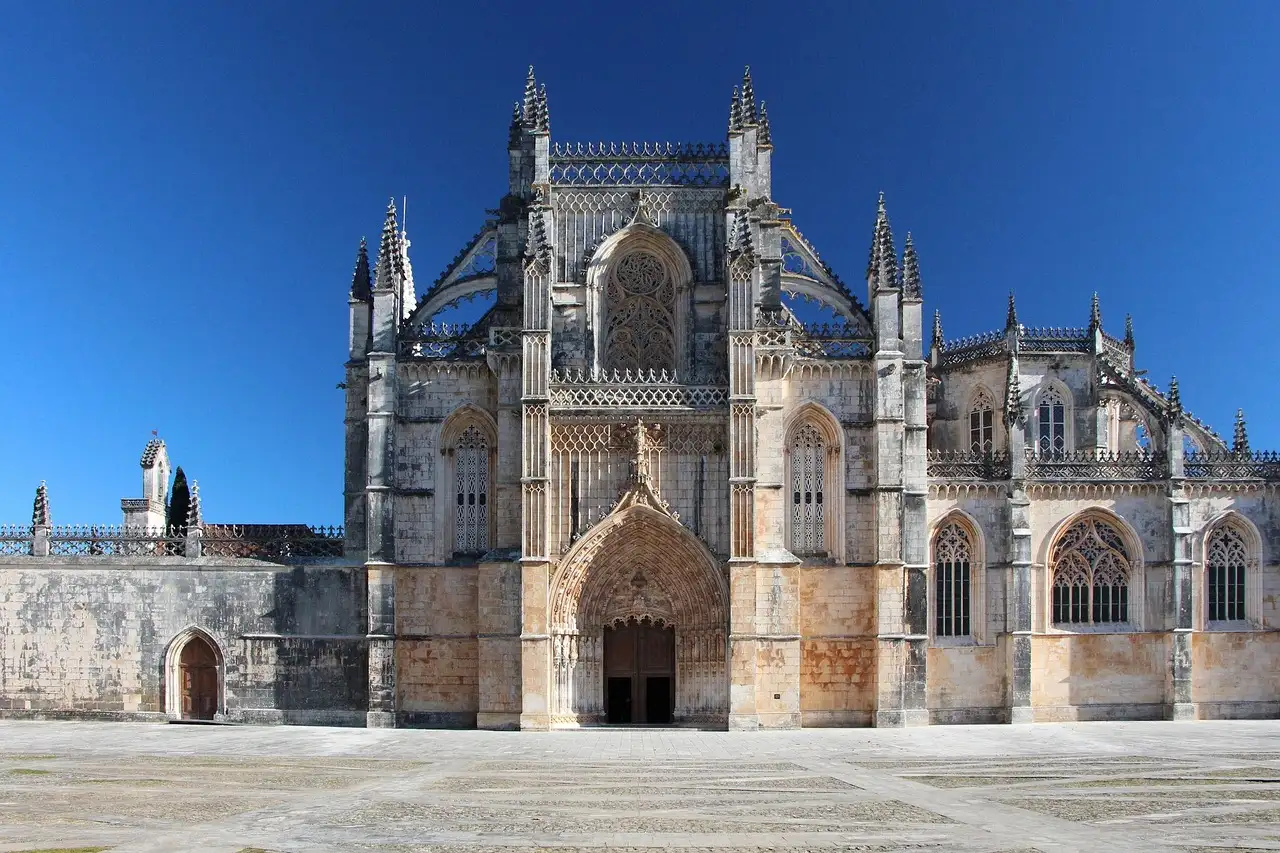 Gothic Batalha Monastery in full sun under a deep blue sky