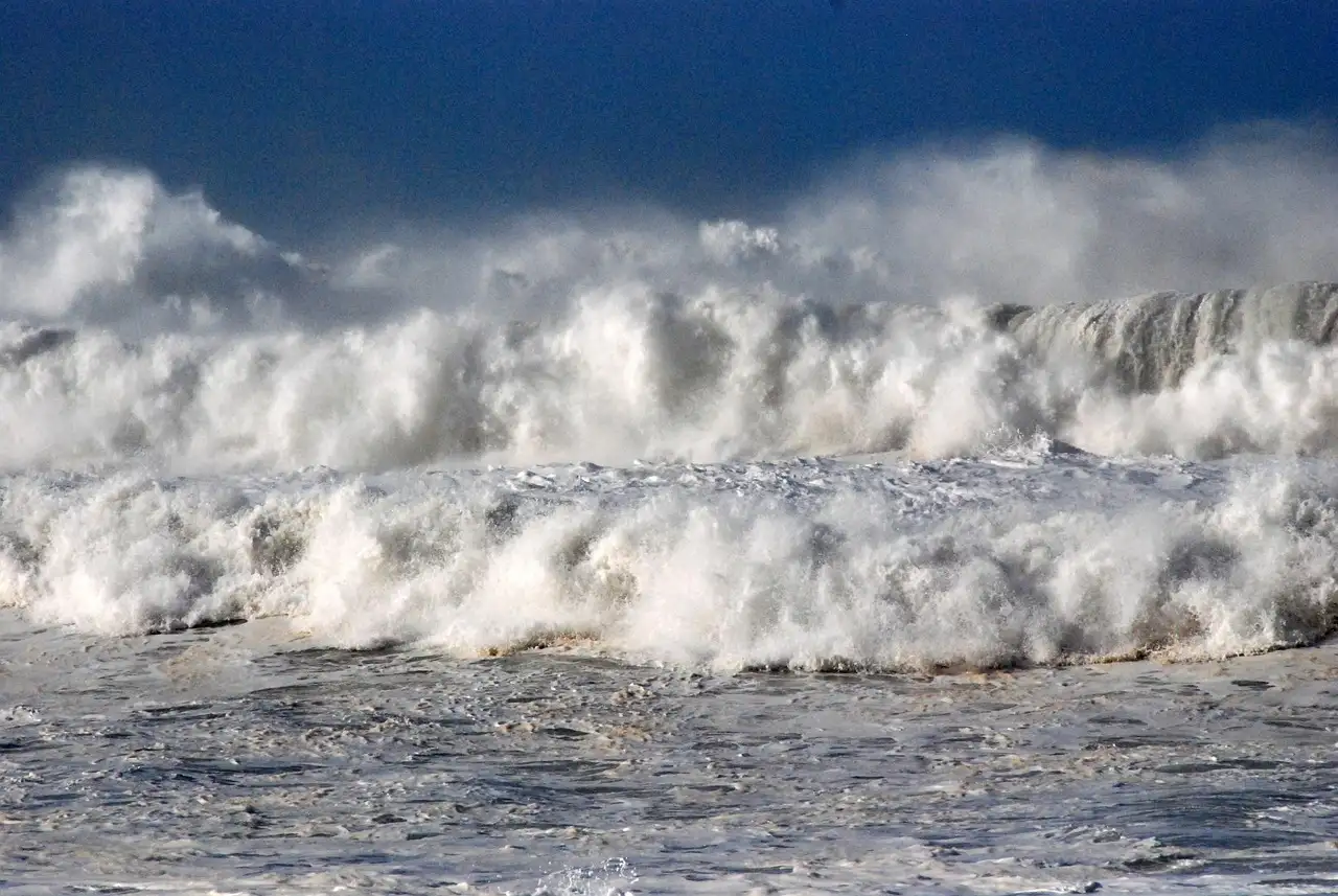 Huge white-capped Atlantic wave breaking off the coast at Nazaré